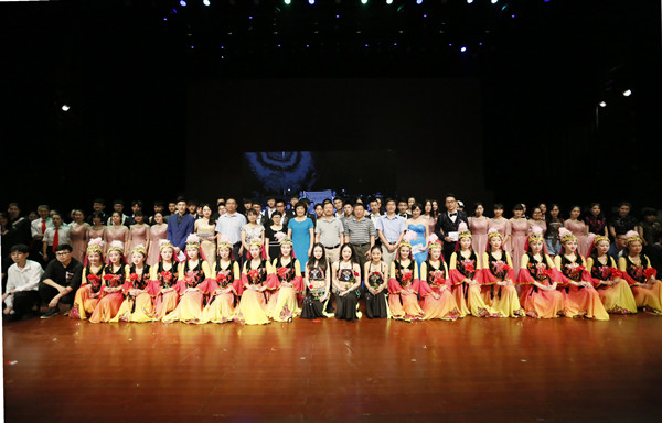 领导与演职人员合照.jpg