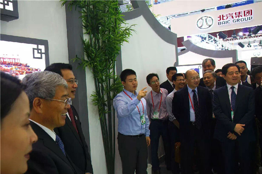 浙江省副省长袁家军,杭州市副市长马晓晖等领导莅临公司展位指导.JPG