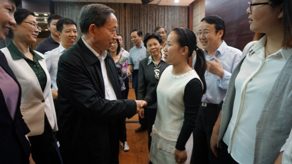 校友何叶丹参加教育部“大众创业,万众创新”座谈会.jpg